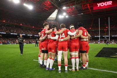150226 - Wales v France - Guinness Six Nations Championship - Wales team huddle