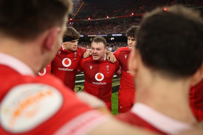 150226 - Wales v France - Guinness Six Nations Championship - Wales team huddle