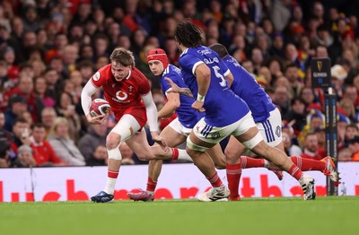 150226 - Wales v France - Guinness Six Nations Championship - Ellis Mee of Wales makes a break 