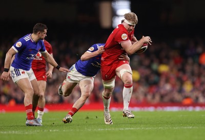150226 - Wales v France - Guinness Six Nations Championship - Aaron Wainwright of Wales makes a break