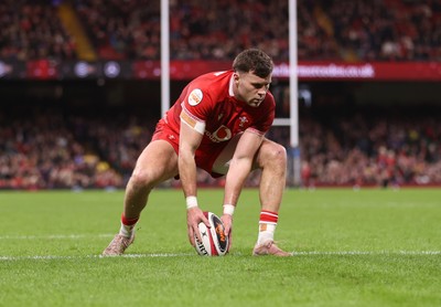 150226 - Wales v France - Guinness Six Nations Championship - Mason Grady of Wales scores a try