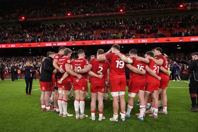 150226 - Wales v France - Guinness Six Nations Championship - Wales team huddle at full time