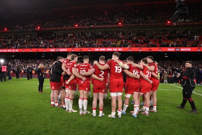 150226 - Wales v France - Guinness Six Nations Championship - Wales team huddle at full time