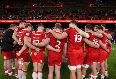 150226 - Wales v France - Guinness Six Nations Championship - Wales team huddle at full time