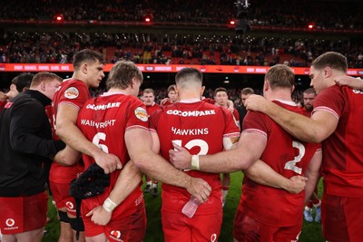 150226 - Wales v France - Guinness Six Nations Championship - Wales team huddle at full time