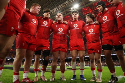 150226 - Wales v France - Guinness Six Nations Championship - Wales team huddle