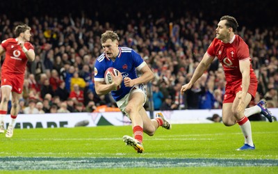 150226 - Wales v France, 2026 Guinness Six Nations - Emilien Gailleton of France beats Tomos Williams of Wales to score try