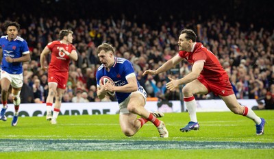 150226 - Wales v France, 2026 Guinness Six Nations - Emilien Gailleton of France beats Tomos Williams of Wales to score try