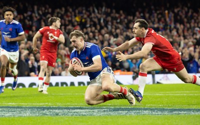150226 - Wales v France, 2026 Guinness Six Nations - Emilien Gailleton of France beats Tomos Williams of Wales to score try