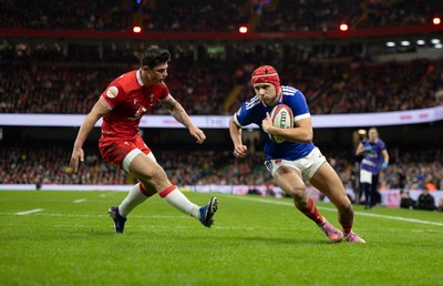 150226 - Wales v France, 2026 Guinness Six Nations - Louis Bielle-Biarrey of France beats Louis Rees-Zammit of Wales to score the second try