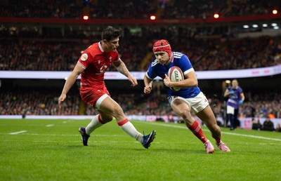 150226 - Wales v France, 2026 Guinness Six Nations - Louis Bielle-Biarrey of France beats Louis Rees-Zammit of Wales to score the second try