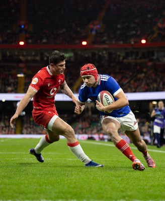 150226 - Wales v France, 2026 Guinness Six Nations - Louis Bielle-Biarrey of France beats Louis Rees-Zammit of Wales to score the second try