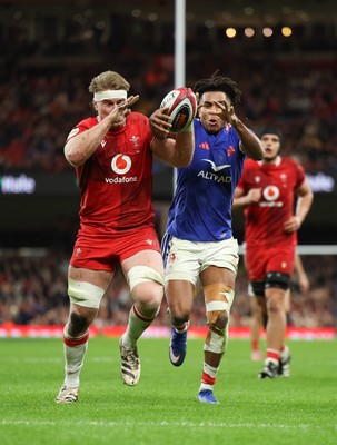 150226 - Wales v France, 2026 Guinness Six Nations - Theo Attissogbe of France and Aaron Wainwright of Wales compete for the ball