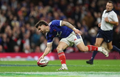 150226 - Wales v France, 2026 Guinness Six Nations - Matthieu Jalibert of France races in to score try