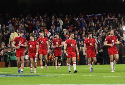 150226 - Wales v France, 2026 Guinness Six Nations - Wales make their way around the pitch at the end of the match