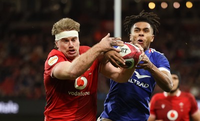 150226 - Wales v France, 2026 Guinness Six Nations - Aaron Wainwright of Wales and Theo Attissogbe of France compete for the ball