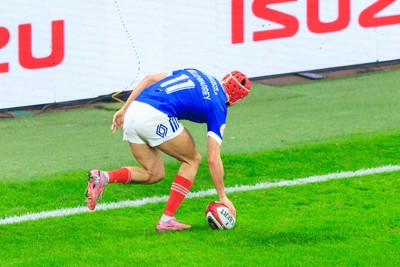 150226 - Wales v France - Guinness Six Nations - Louis Bielle-Biarrey of France scores a try