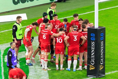 150226 - Wales v France - Guinness Six Nations - Wales team huddle