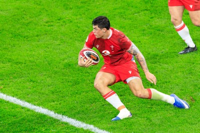 150226 - Wales v France - Guinness Six Nations - Louis Rees-Zammit of Wales looks for a gap