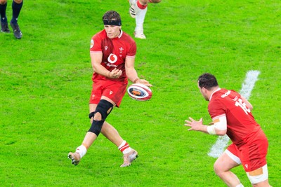 150226 - Wales v France - Guinness Six Nations - Alex Mann of Wales passes the ball to Ryan Elias