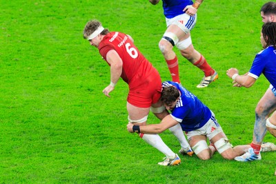 150226 - Wales v France - Guinness Six Nations - Aaron Wainwright of Wales is tackled