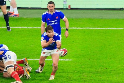 150226 - Wales v France - Guinness Six Nations - Antoine Dupont of France passes the ball