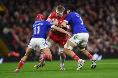 150226 - Wales v France - Guinness Men's Six Nations - Aaron Wainwright of Wales is challenged by Louis Bielle-Biarrey of France