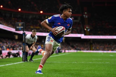 150226 - Wales v France - Guinness Men's Six Nations - Theo Attissogbe of France runs in to score a try