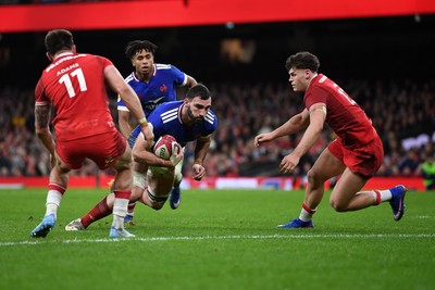 150226 - Wales v France - Guinness Men's Six Nations - Charles Ollivon of France dives over to score a try