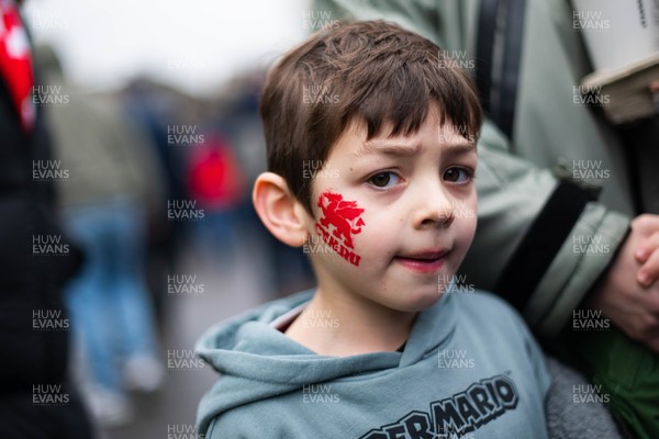 150226 - Wales v France - Guinness Six Nations - Fans in Cardiff City Centre ahead of the game 