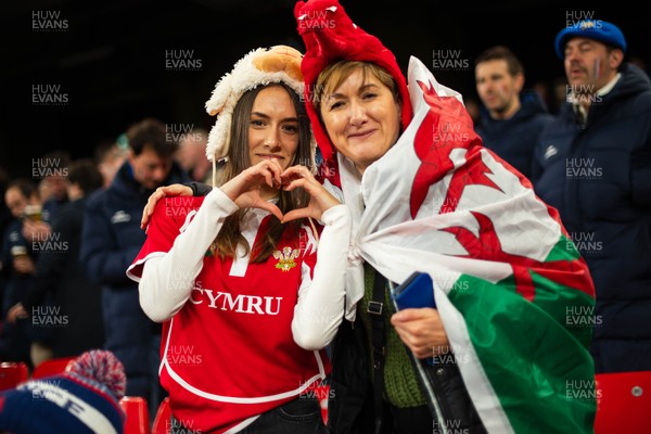 150226 - Wales v France - Fans during the game 