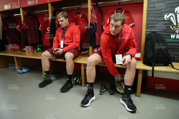 150226 - Wales v France - Guinness Six Nations Championship - Archie Griffin and Ben Carter of Wales in the dressing room before the game