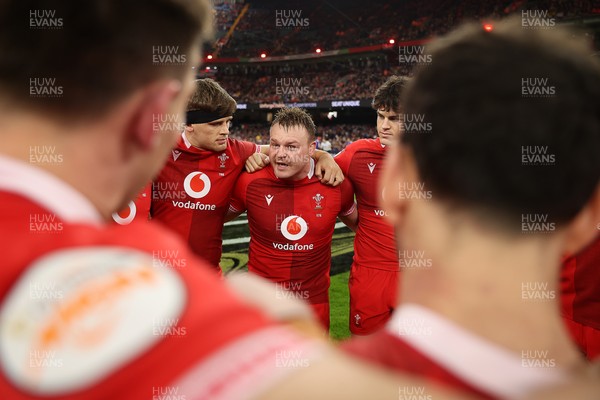 150226 - Wales v France - Guinness Six Nations Championship - Wales team huddle