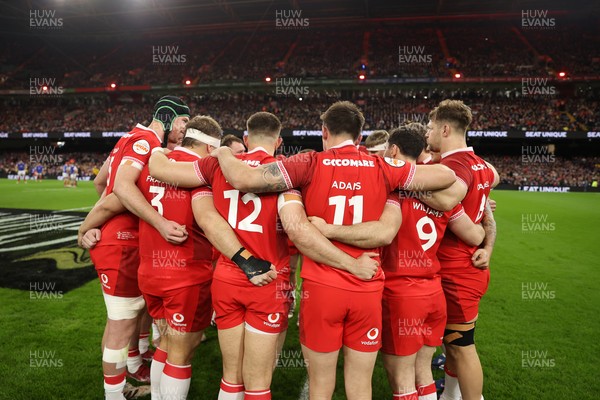 150226 - Wales v France - Guinness Six Nations Championship - Wales team huddle