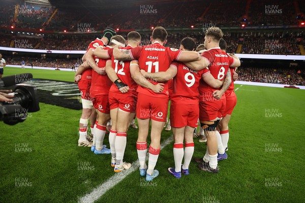 150226 - Wales v France - Guinness Six Nations Championship - Wales team huddle