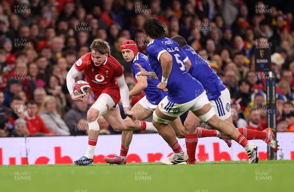 150226 - Wales v France - Guinness Six Nations Championship - Ellis Mee of Wales makes a break 