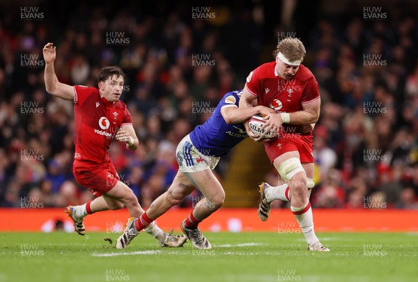 150226 - Wales v France - Guinness Six Nations Championship - Aaron Wainwright of Wales is tackled by Antoine Dupont of France 