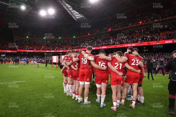 150226 - Wales v France - Guinness Six Nations Championship - Wales team huddle at full time