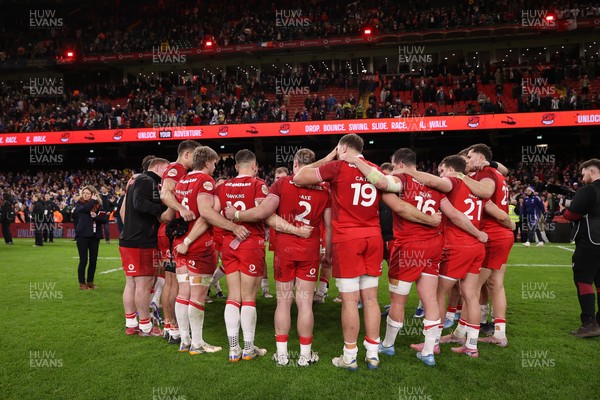 150226 - Wales v France - Guinness Six Nations Championship - Wales team huddle at full time