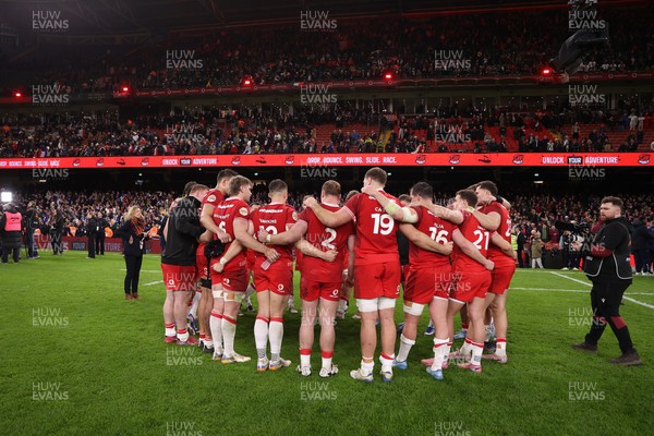 150226 - Wales v France - Guinness Six Nations Championship - Wales team huddle at full time