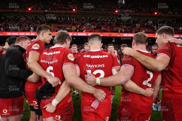 150226 - Wales v France - Guinness Six Nations Championship - Wales team huddle at full time