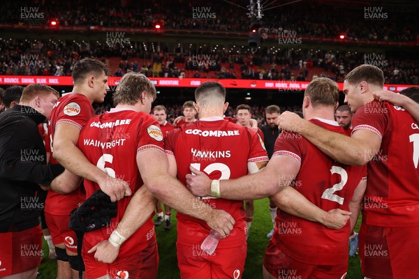 150226 - Wales v France - Guinness Six Nations Championship - Wales team huddle at full time