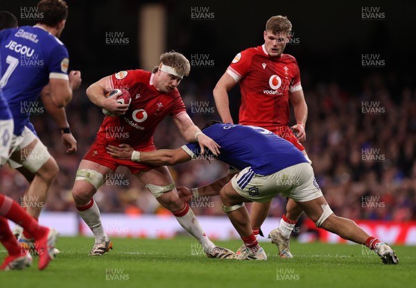 150226 - Wales v France - Guinness Six Nations Championship - Aaron Wainwright of Wales is tackled by Michael Guillard of France 
