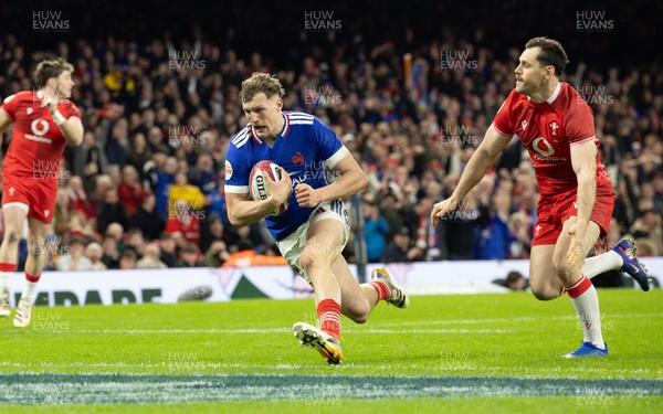 150226 - Wales v France, 2026 Guinness Six Nations - Emilien Gailleton of France beats Tomos Williams of Wales to score try