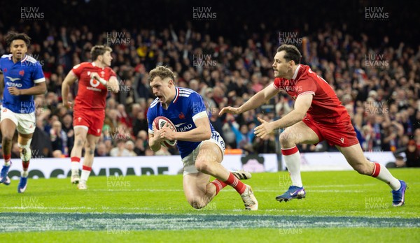 150226 - Wales v France, 2026 Guinness Six Nations - Emilien Gailleton of France beats Tomos Williams of Wales to score try