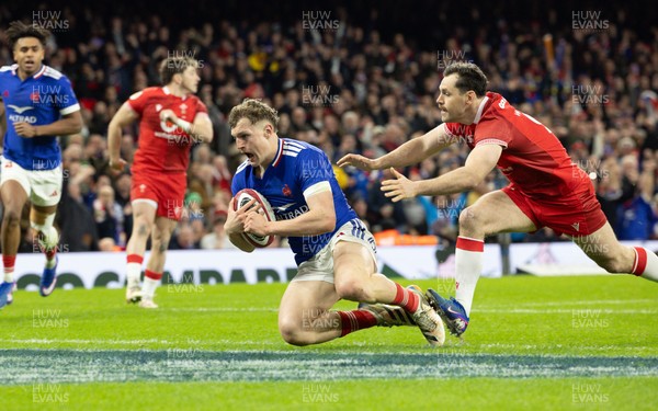 150226 - Wales v France, 2026 Guinness Six Nations - Emilien Gailleton of France beats Tomos Williams of Wales to score try