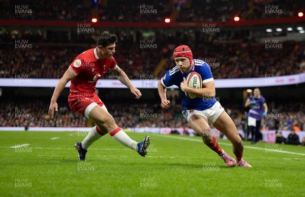 150226 - Wales v France, 2026 Guinness Six Nations - Louis Bielle-Biarrey of France beats Louis Rees-Zammit of Wales to score the second try