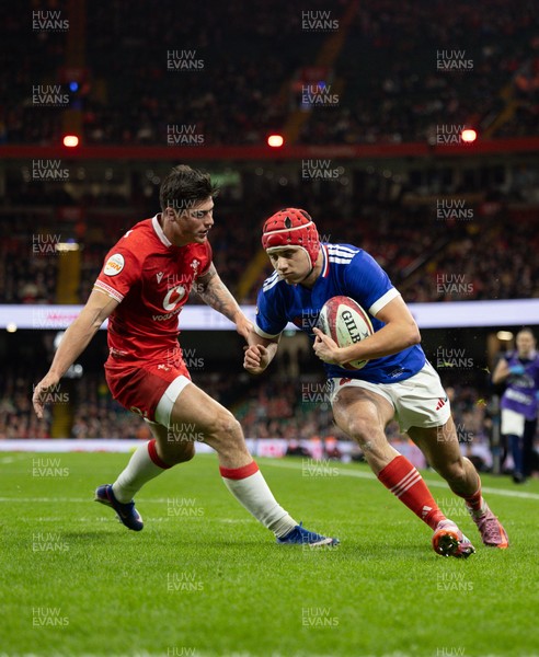 150226 - Wales v France, 2026 Guinness Six Nations - Louis Bielle-Biarrey of France beats Louis Rees-Zammit of Wales to score the second try