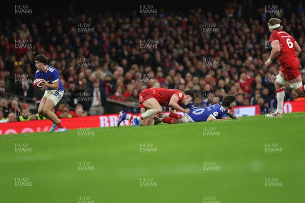 150226 - Wales v France, 2026 Guinness Six Nations - Fabien Brau-Boirie of France breaks away to score the third try
