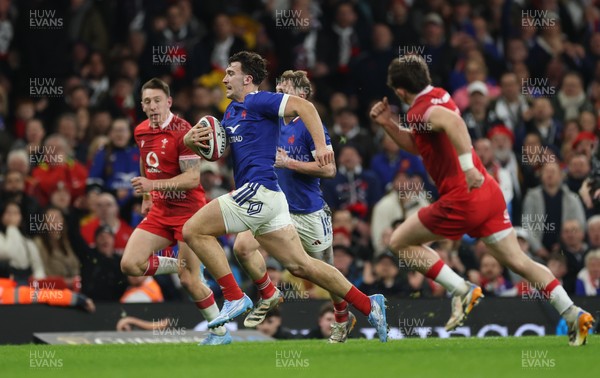 150226 - Wales v France, 2026 Guinness Six Nations - Fabien Brau-Boirie of France breaks away to score the third try